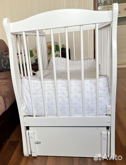 Детская кроватка с маятником и ящиком