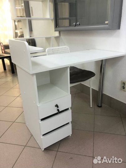 Маникюрный стол бу