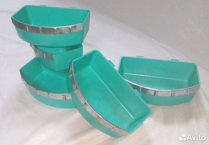 Поилка-кормушка для кроликов с обрамлением и без