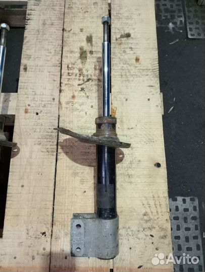 Амортизатор передний Пежо Партнер / 824904004098