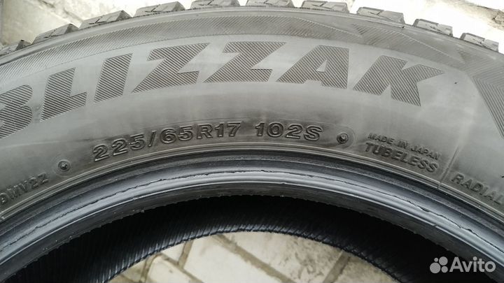 Bridgestone Blizzak DM-V2 225/65 R17