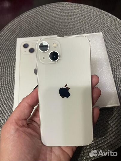 Телефон iPhone 13