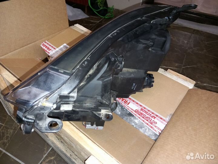 Передняя правая фара toyota Rav4