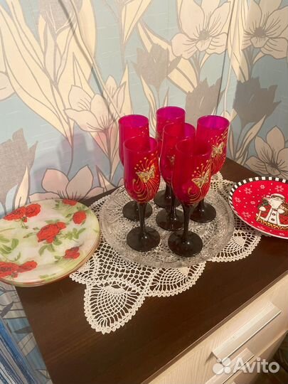Бокалы красные СССР, тарелки стеклянные с розами