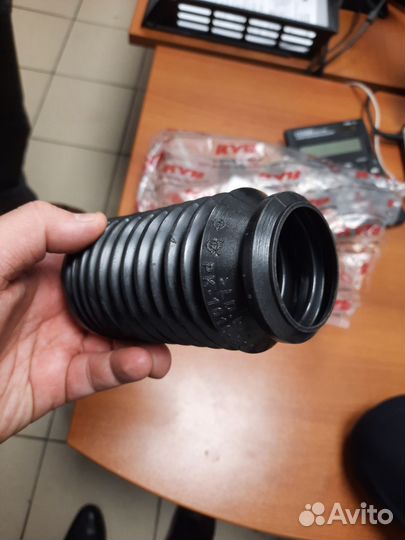 Пыльник и отбойники KYB jetta golf 5