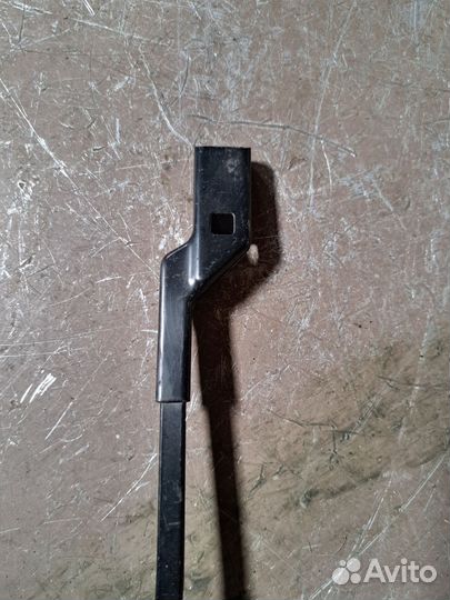 Поводок дворников правый Skoda Fabia