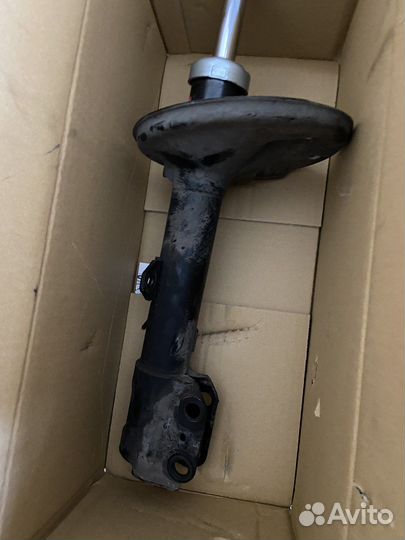 Амортизатор передний левый toyota Rav 4 II 1,8/2,0