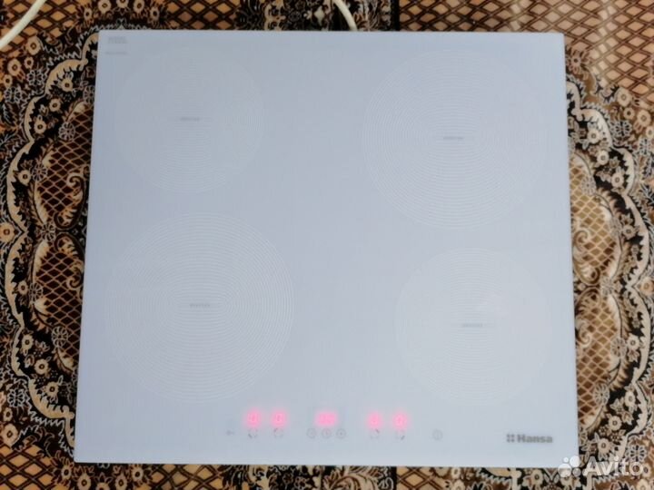 Индукционная варочная панель Hansa белая
