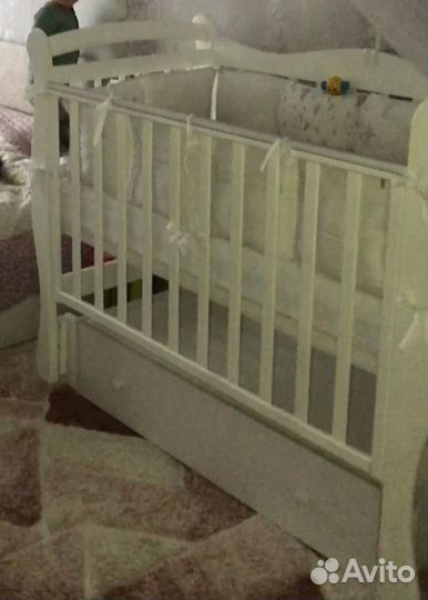 Детская кроватка с маятником и ящиком и матрасом