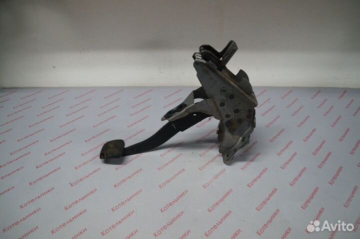 Nissan 46501-AV600 Педаль тормоза