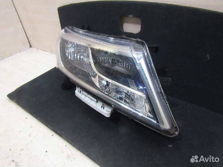Фара правая Nissan Pathfinder