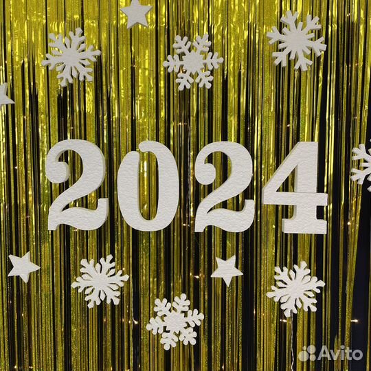 Цифры 2024 и снежинки из пенопласта №15