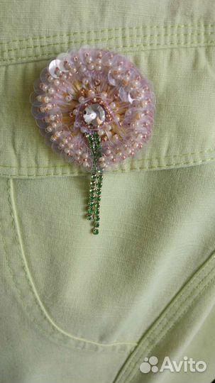 Брошь из натуральной шерсти и бисера