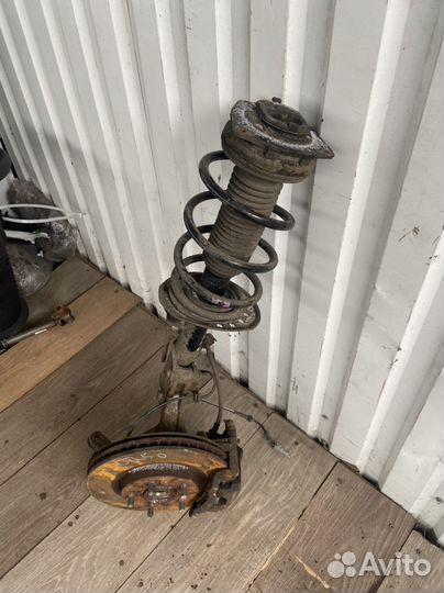 Стойка амортизатора правая Nissan Qashqai J10