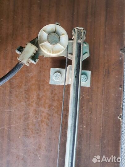 Стеклоподъемник задний правый Лада Гранта седан