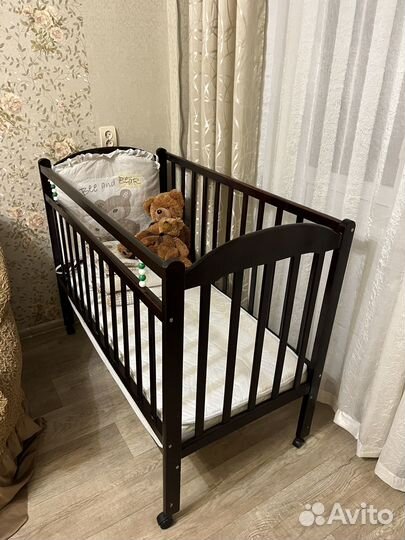 Детская кроватка с матрасом и бортиками