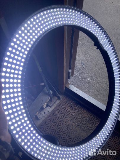 Кольцевая светодиодная лампа