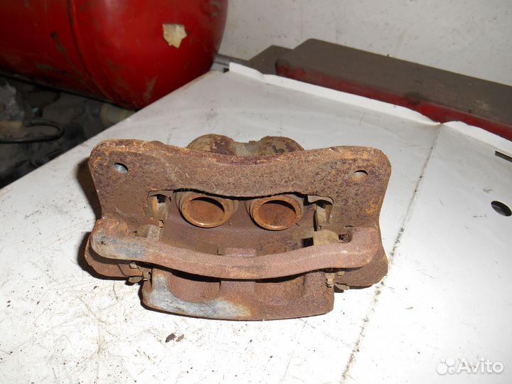 Передний правый суппорт Subaru Legacy B10