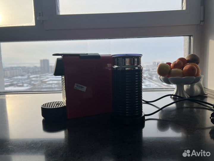 Капсульная кофемашина с капучинатором delonghi