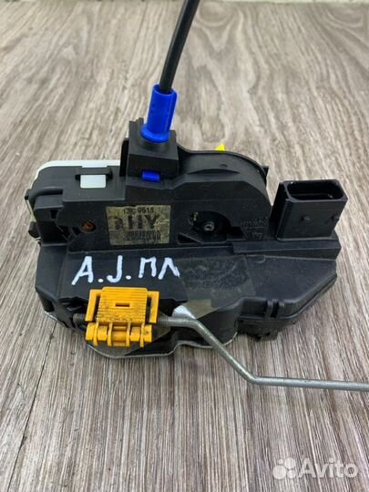 Замок двери передний левый Opel Astra J хетчбэк
