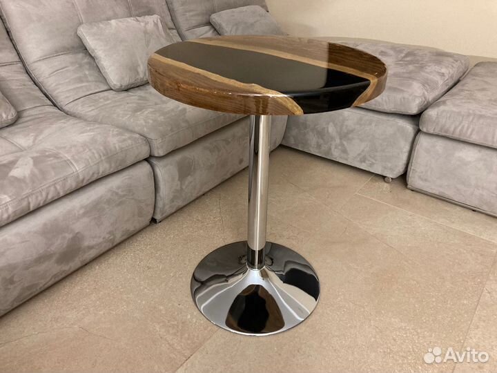 Столик река из массива и смолы 60см