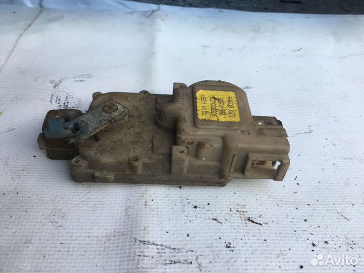 Актуатор двери багажника Nissan Pathfinder