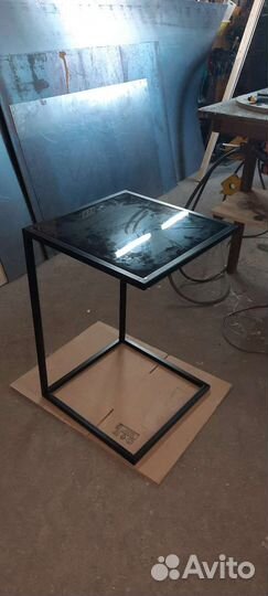 Прикроватный столик со стеклом