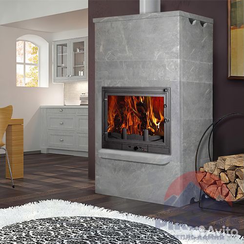 Чугунный камин в облицовке из камня