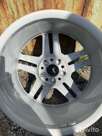 Один новый оригинальный диск AMG R17 A2044019602