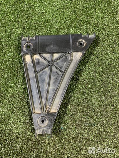 Направляющая заднего бампера Audi A4, B5 1996