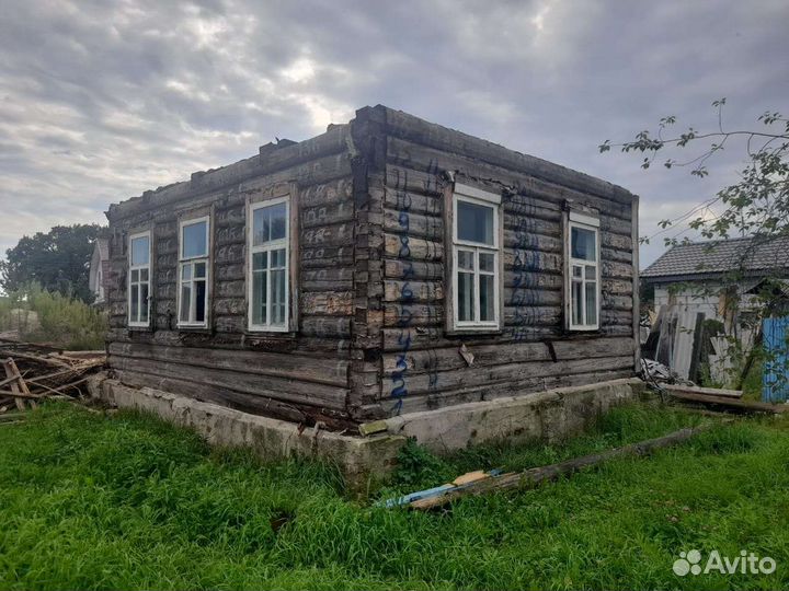 Сруб дома из бревна