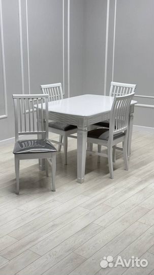 Стол и стулья в гостиную. В наличии