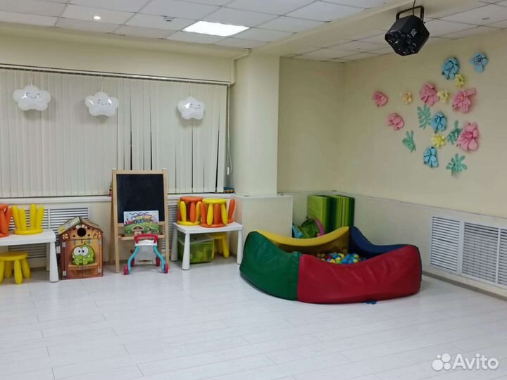 Круглый сухой бассейн с шариками