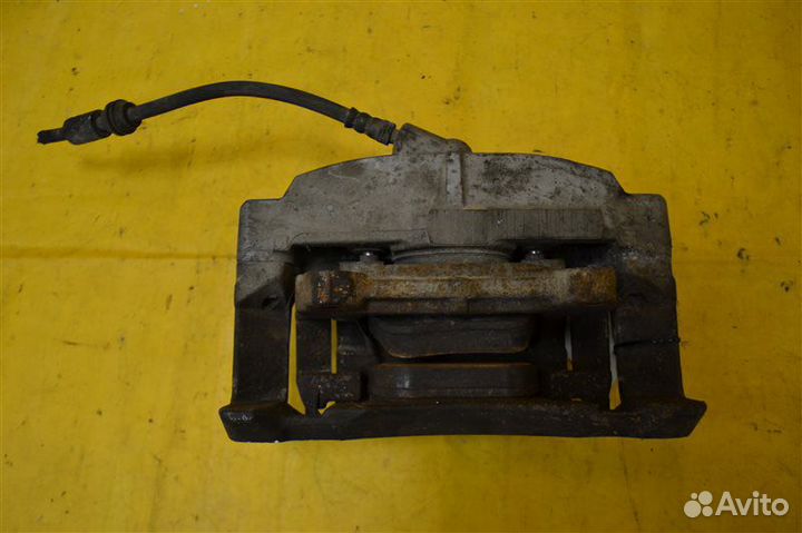 Суппорт передний левый Volvo Xc70