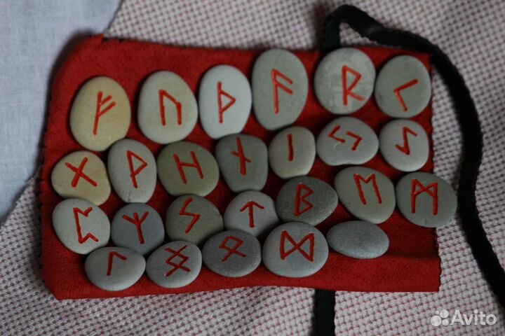 Руны из камня
