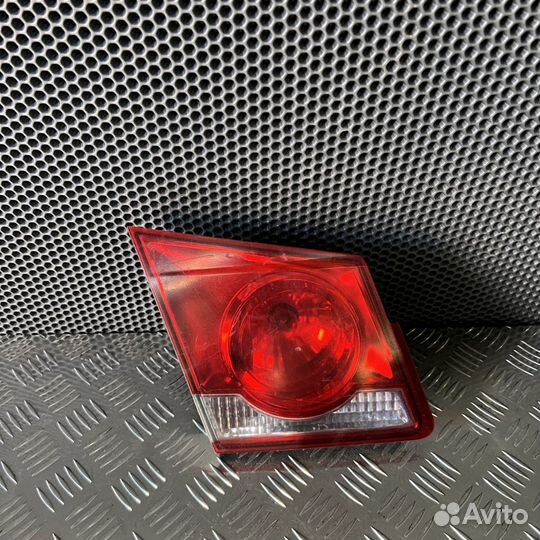 Фонарь задний внутренний левый Chevrolet Cruze