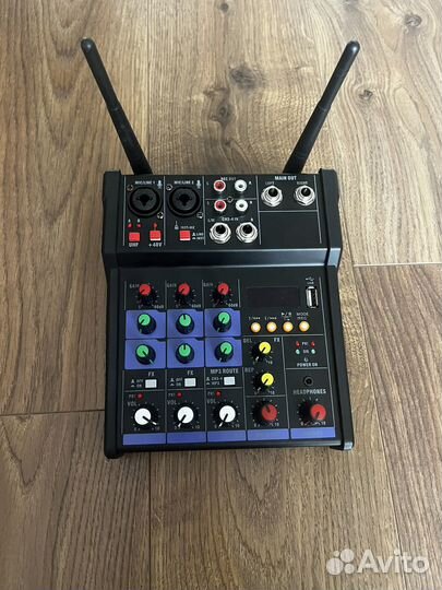 Микшер 4-полосный с беспроводными микрофонами