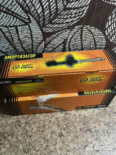 Передние стойкина nissan march