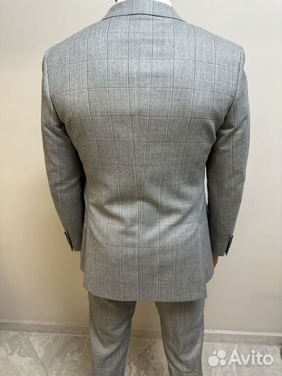 Серый клетчатый костюм 