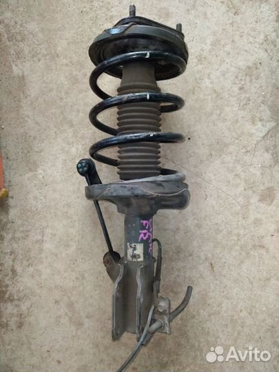 Передняя правая стойка Mazda Premacy 99 - 04 г.в