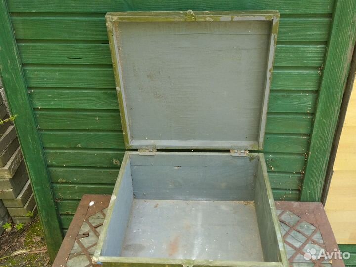 Армейский ящик и деревянные ящики