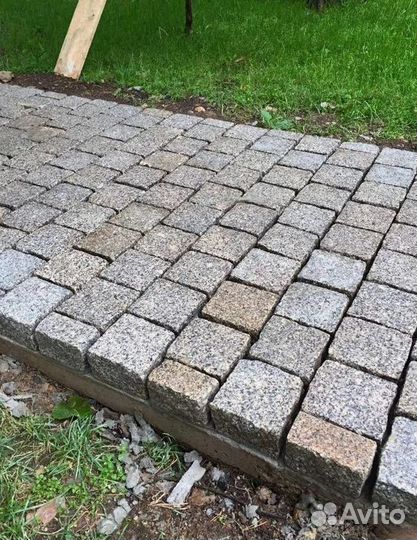 Брусчатка тротуарная гранитная пиленно-колотая