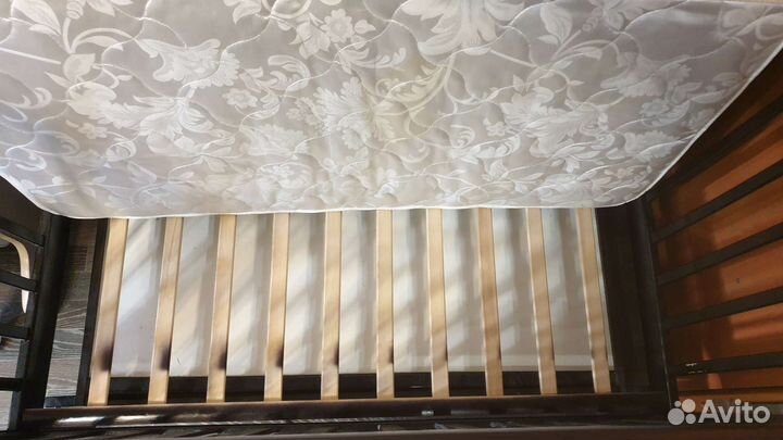 Детская кроватка с маятником