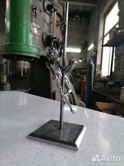 Скульптура девушки из металла