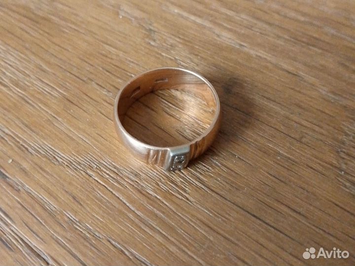 Золотое кольцо с бриллиантом