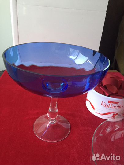 Ваза на ножке из цветного стекла