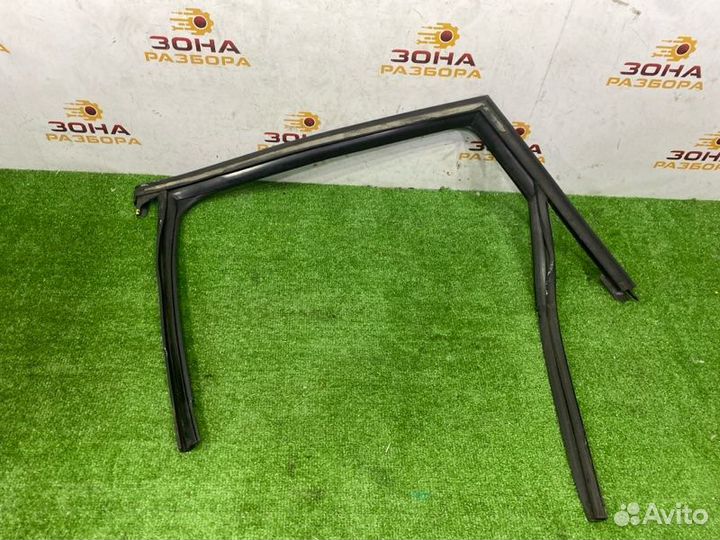 Уплотнитель стекла двери задний левый Audi S-Line