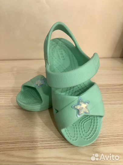 Сандалии для девочки crocs