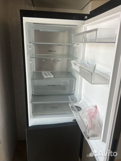 Холодильник LG 341л DoorCooling+ Черный