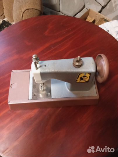 Детская игрушка. Швейная машинка